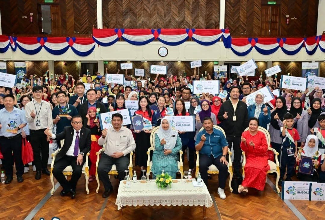Kaca pun boleh buat duit! 60 sekolah rendah sertai Cabaran Kaca Pun Boleh! Kutip 107,202kg