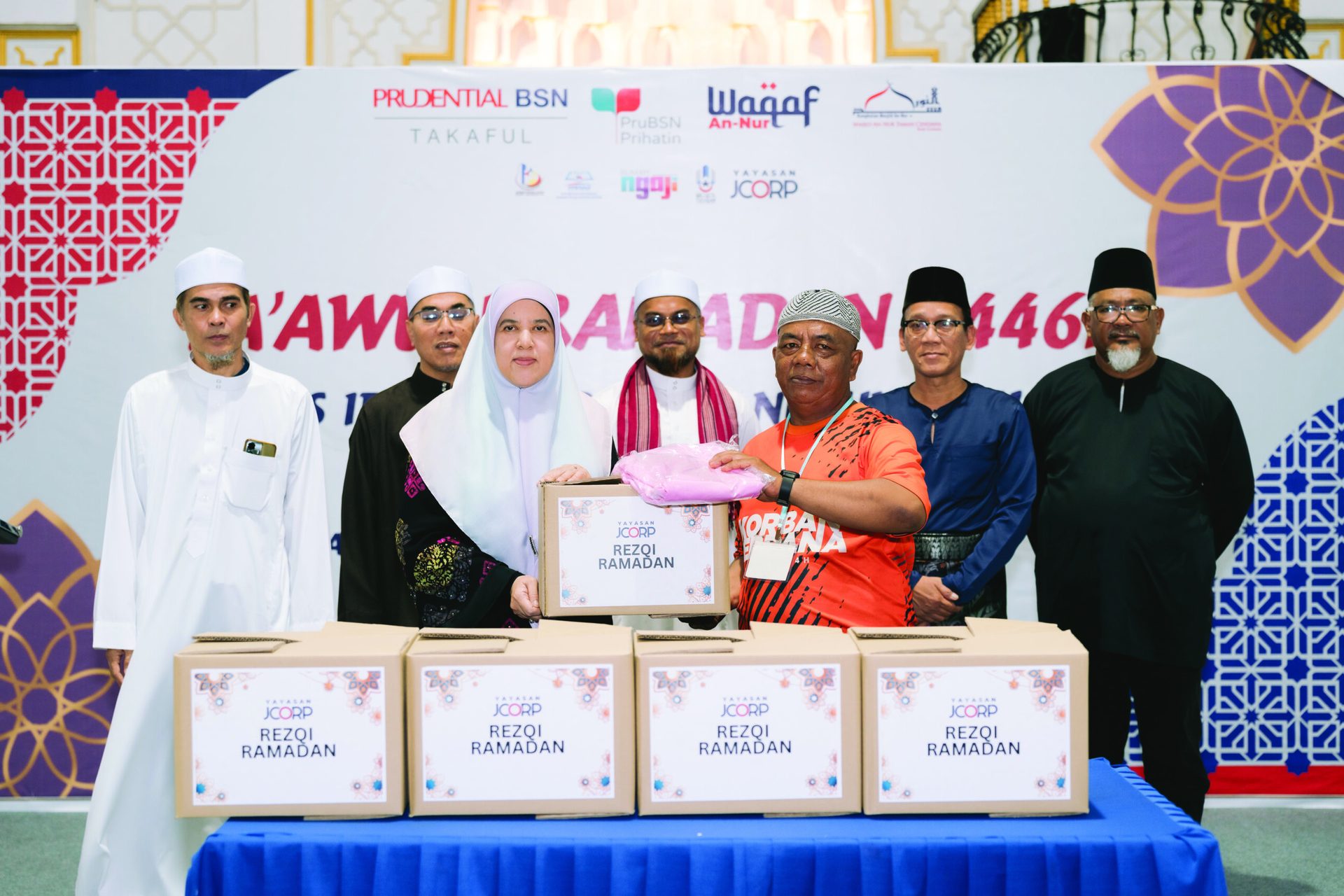 puan wan su ali, gm of yayasan jcorp menyerahkan sumbangan makanan kering kepada penerima sekitar pasir gudang